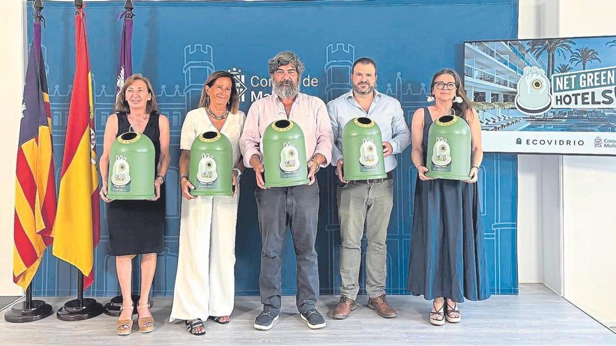 De izquierda a derecha, Margalida Roig, directora insular de Residuos; Clara del Moral, directora insular de Turismo para la Demanda y la Hospitalidad; Pedro Bestard, vicepresidente segundo y consejero de Medio Ambiente del Consell de Mallorca; Ivan Tolsà,                coordinador de gerencia de Ecovidrio en Illes Balears; e Ivana de Alarcón, de la CAEB, durante la presentación de «Net Green Hotels».