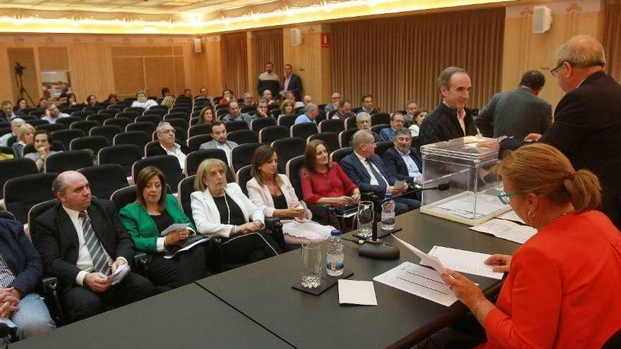 Votación en la asamblea extraordinaria celebrada ayer con Marisol Nóvoa en la primera fila. // Iñaki Osorio