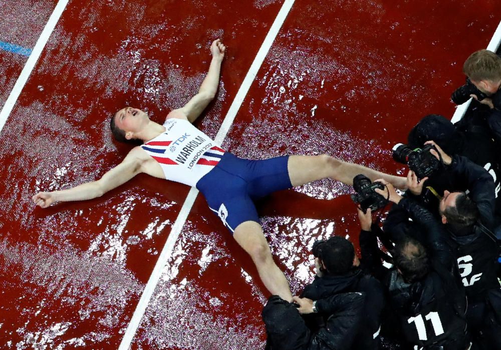 El noruego Karsten Warholm celebra el oro en la final masculina de los 400 metros de obstáculos durante el Campeonato Mundial de Atletismo celebrado en el Estadio de Londres, Londres, Gran Bretaña