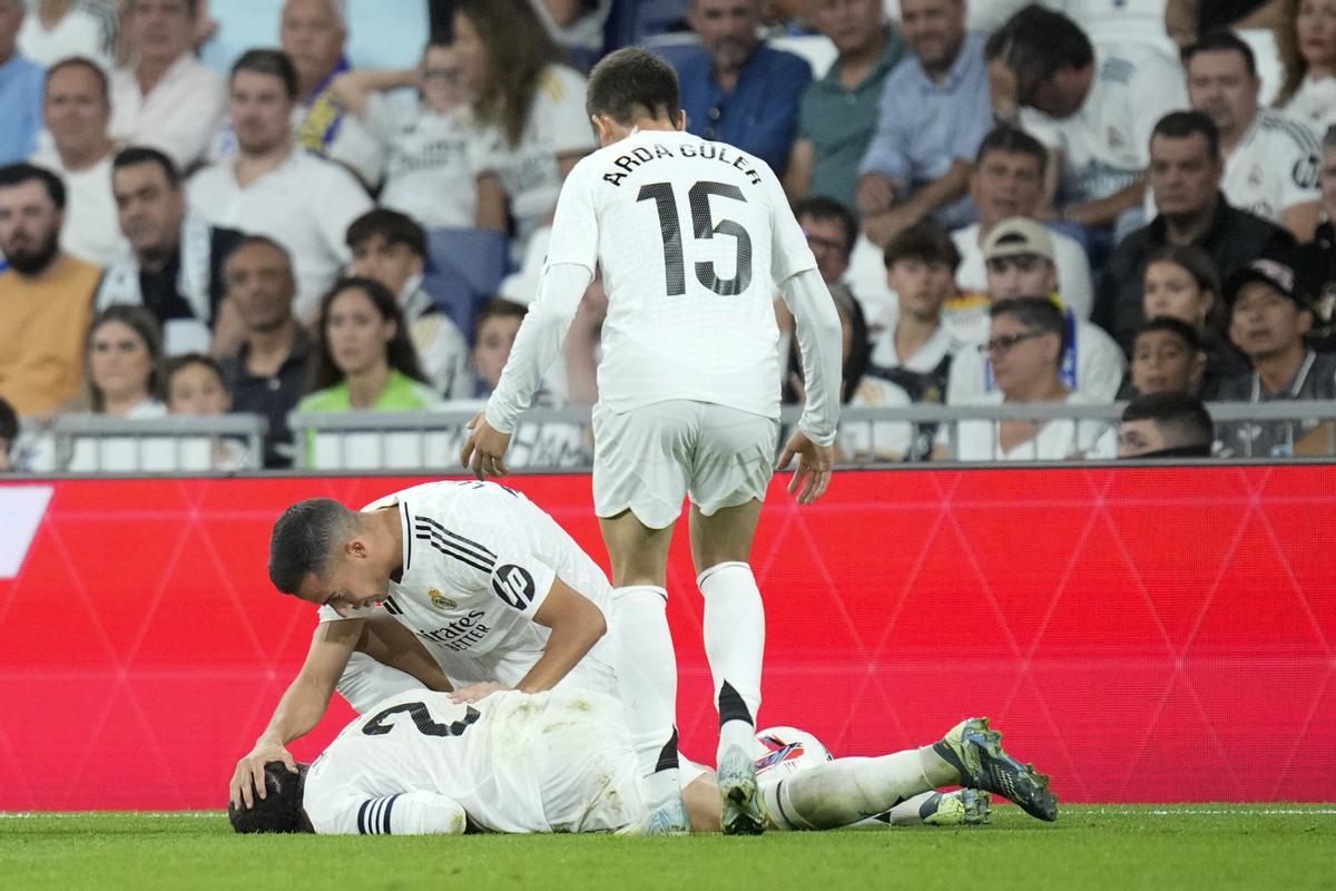 Lesión del jugador del Real Madrid, Carvajal durante el partido contra el Villareal. Real Madrid's Lucas Vazquez checks on his teammate Dani Carvajal during the La Liga soccer match between Real Madrid and Villareal in Madrid, Spain, on Saturday, Oct. 5, 2024. (AP Photo/Bernat Armangue) Associated Press/LaPresse. Fútbol. Primera división. Temporada 2024 2025 Liga. EDITORIAL USE ONLY/ONLY ITALY AND SPAIN