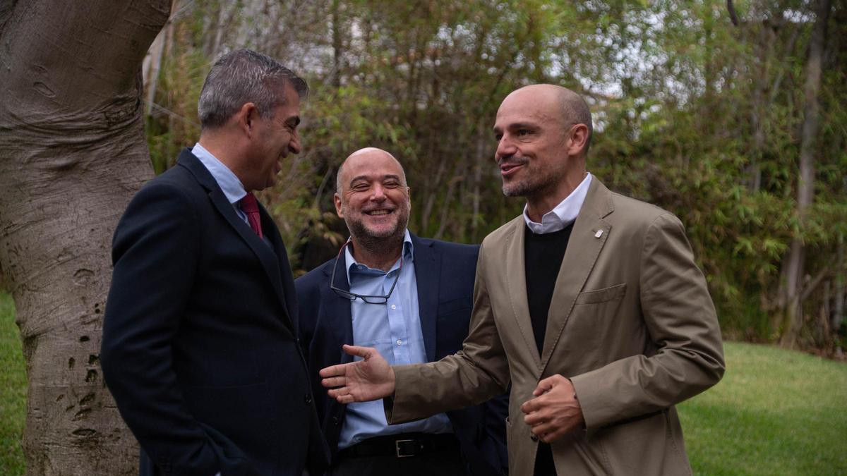 El vicepresidente Manuel Domínguez (i) conversa con el viceconsejero de Presidencia y portavoz del Gobierno de Canarias, Alfonso Cabello (d).