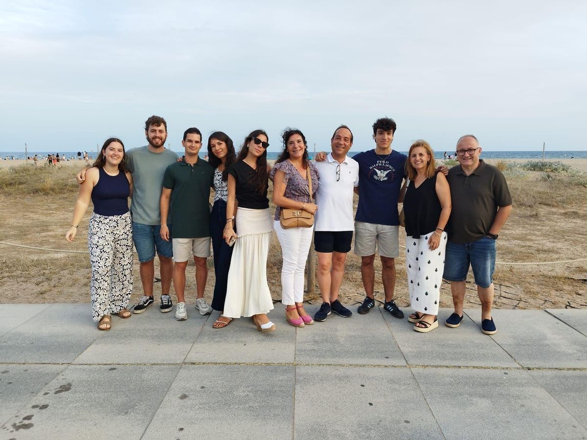 Las familias Gelabert y Burgués, antes de cenar en un restaurante de la playa de Castelldefels por Sant Jo