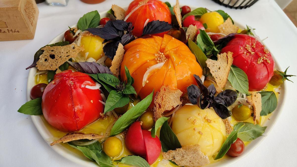 El gran plato de tomates del restaurante Villa Más.