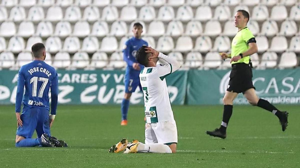 Campos Salinas, a la derecha, durante el encuentro entre el Córdoba CF y el Linares Deportivo, en El Arcángel.