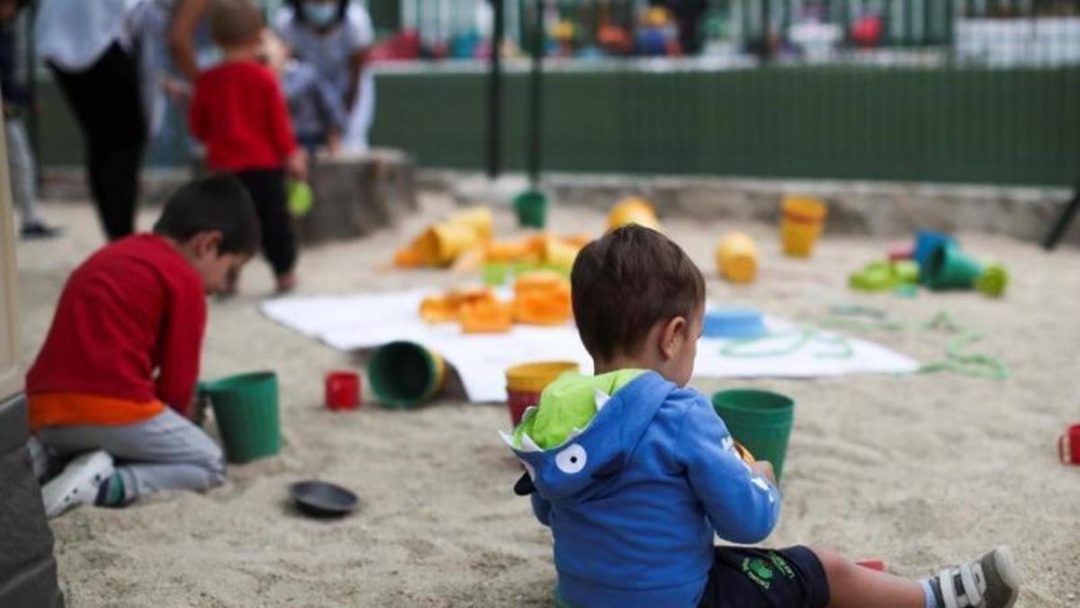 Niños jugando en el patio de una guardería.