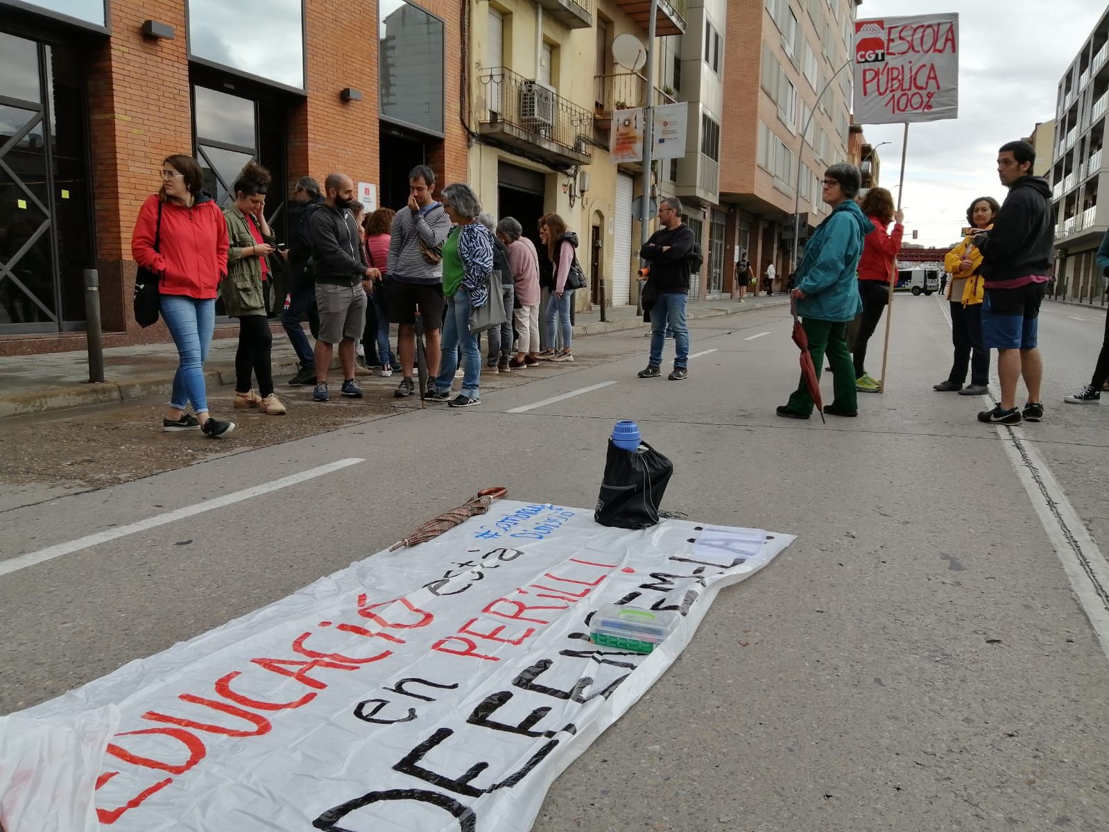 Una cinquantena de professors tallen la carretera de Vic de Manresa