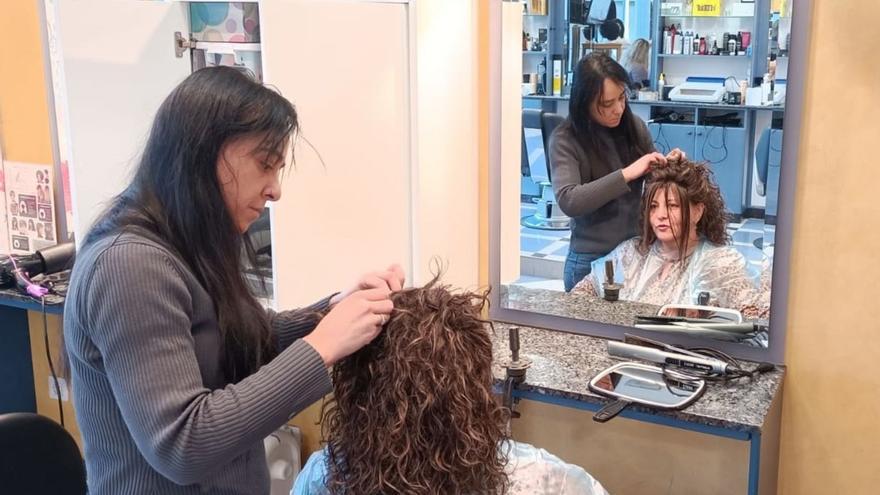 Alma Pacín colocala peluca oncológicaa Julia Sindin.