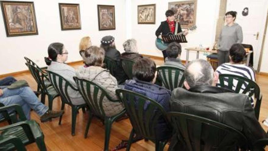 María Lado e Lucía Aldao ofreceron no museo de Lalín un recital de poemas musicado.  // Bernabé/Gutier