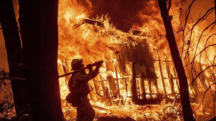 Trump ‘inflama’ los devastadores fuegos que arrasan California