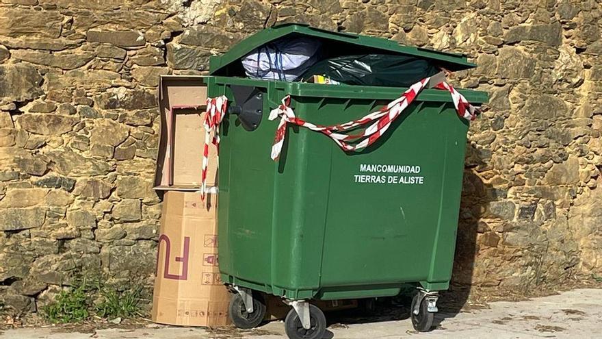 Contenedor lleno de basura en Grisuela.