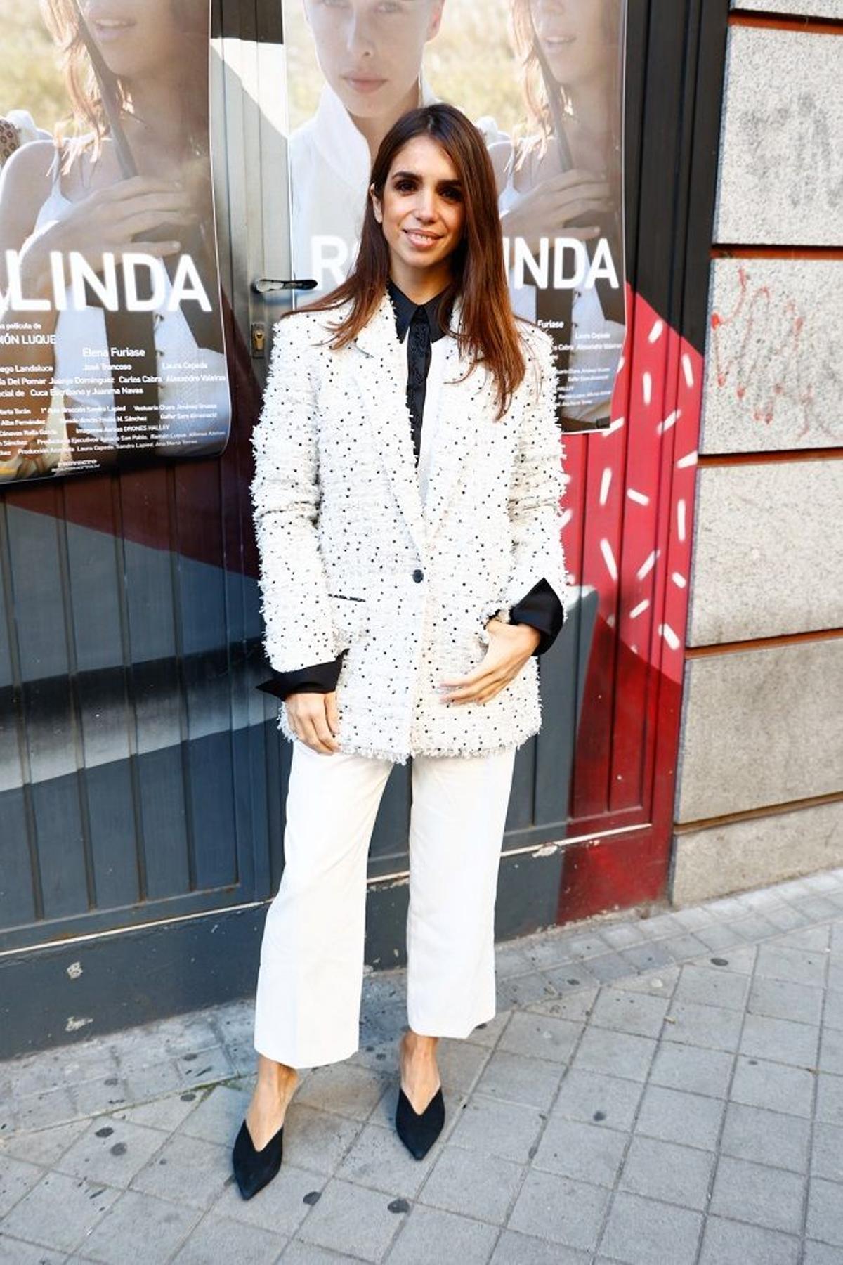 El look blanco y negro de Elena Furiase, un traje ideal para Navidad