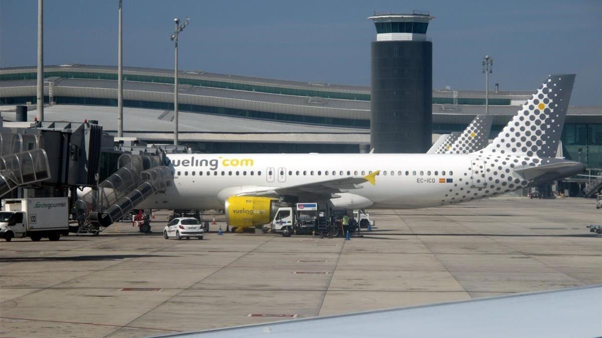 Imagen de archivo de un avión de la compañía Vueling, en el aeropuerto del Prat de Llobregat.