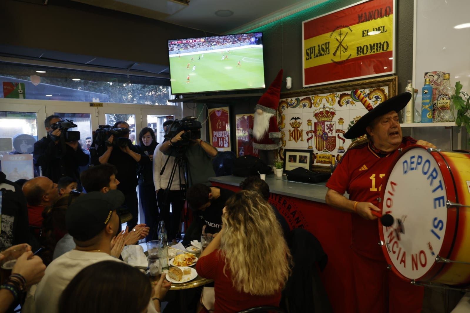 La afición llena bares y terrazas para seguir el Marruecos - España