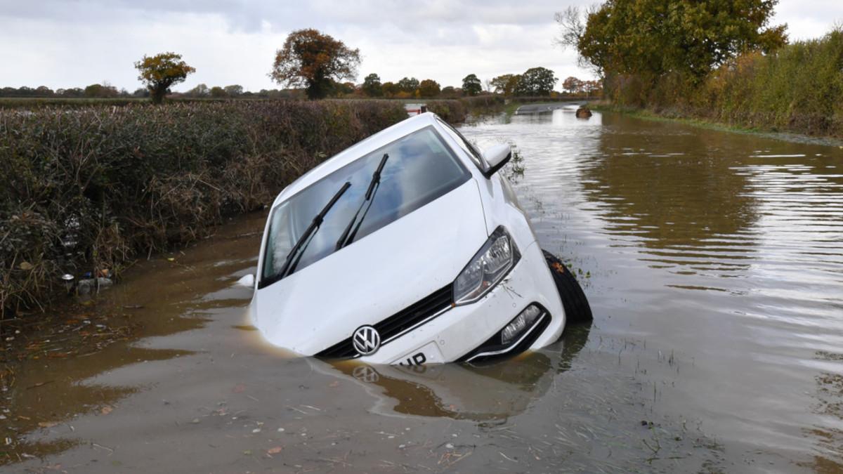 Si te pilla un diluvio o una inundación en coche, sigue estos consejos para mantenerte a salvo