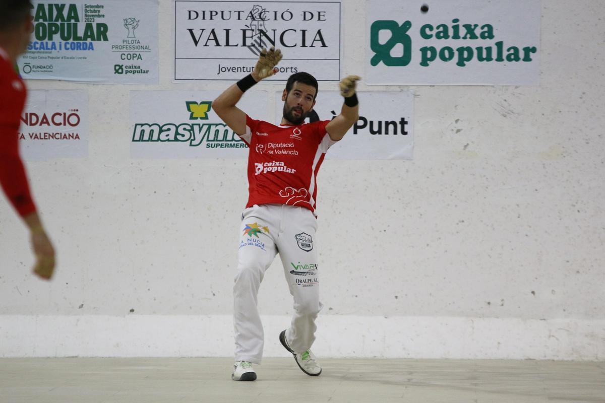 Pere Roc II és el sant i senya de Benidorm en la pilota.