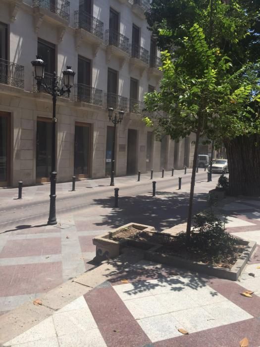 El humo sale por las ventanas del edificio