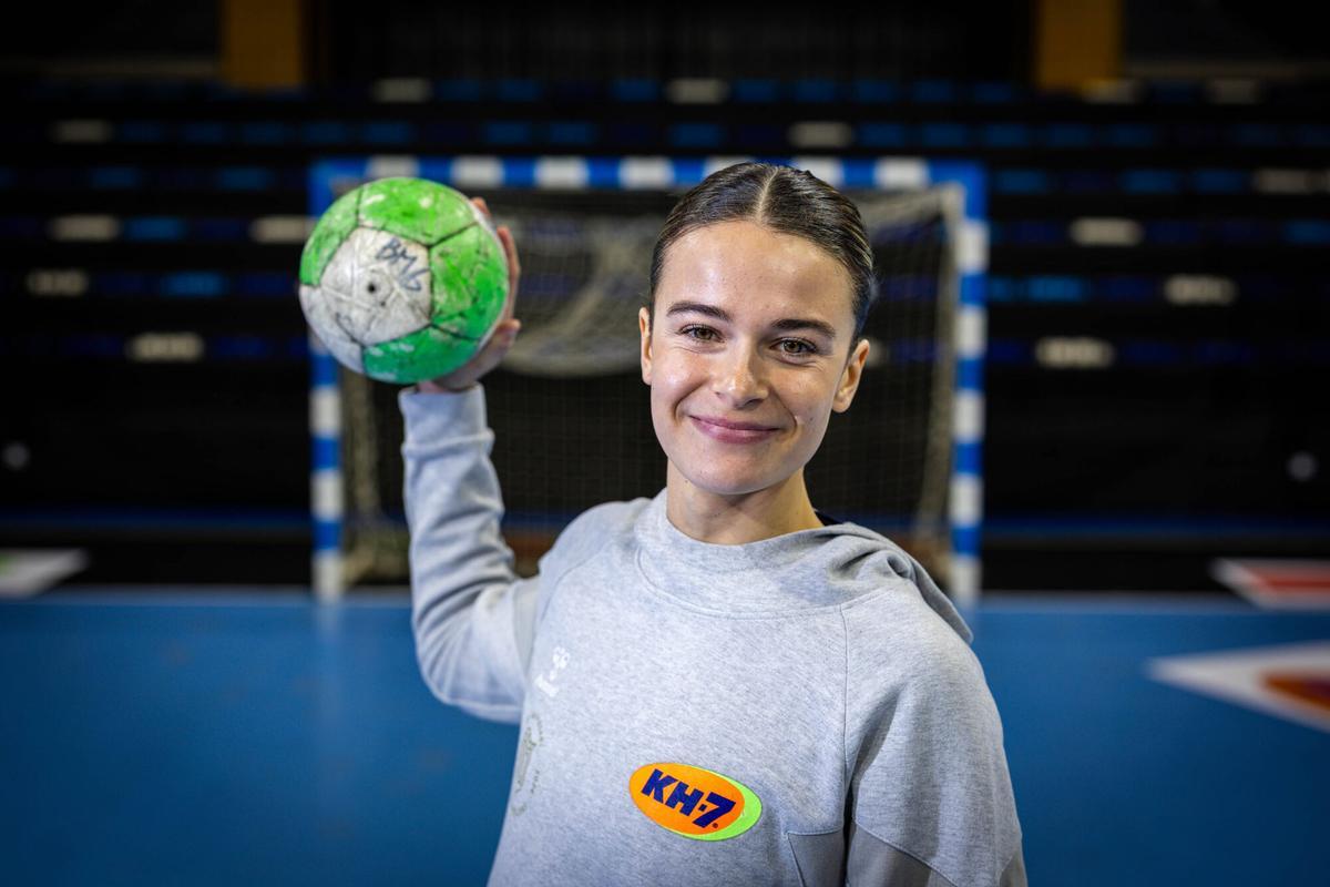 Barcelona 03/02/2026 Deportes. Ritmo de Campeona. Martina Capdevila,jugadora de balonmano española con Laia Bonals. AUTOR: JORDI OTIX y PATRICIO ORTIZ