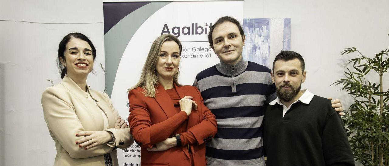 El vicepresidente de Agalbit, Antonio Comesaña (2d.), junto a otros asociados en su sede de Vigo.