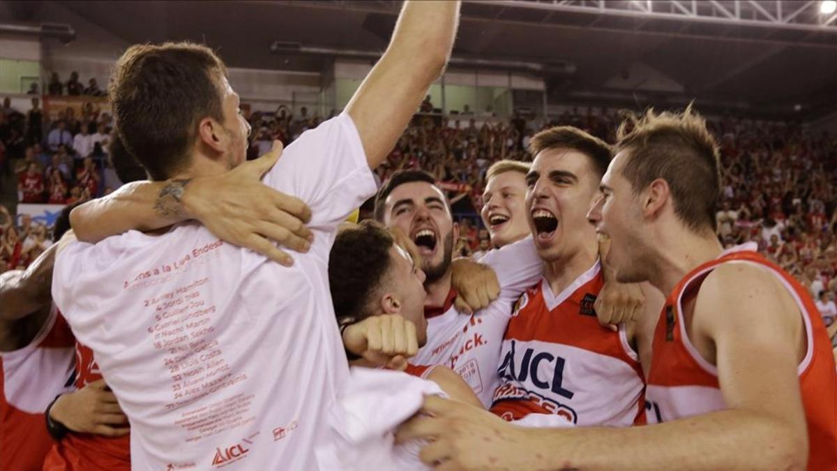 Los jugadores del Manresa celebraron a lo grande el ascenso