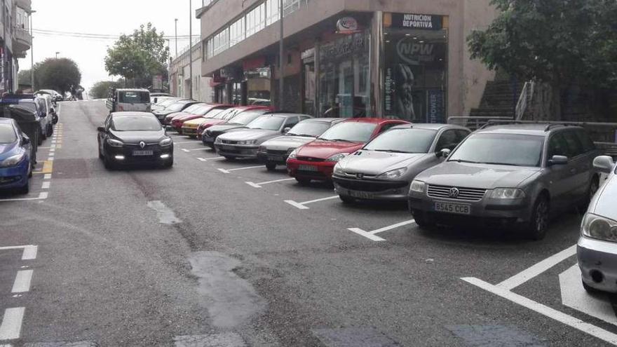 La última &quot;cirugía&quot;, en Fernando Conde | Desde la semana pasada los vecinos y ciudadanos que se mueven habitualmente por el entorno del centro comercial Plaza E tienen mayor probabilidad de poder aparcar su coche en superficie. Es la última calle en la que ha intervenido el Concello. Antes había unas 13 plazas en línea en el margen izquierdo. Ahora se han ganado 11. El vial ha pasado a ser de un solo carril en lugar de dos. También en esta zona, en la calle Caracas, se habilitaron siete nuevos estacionamiento en 2014. Si bien es cierto, en este último caso fueron plazas de pago, ya que pertenecen a la &quot;zona azul&quot;.