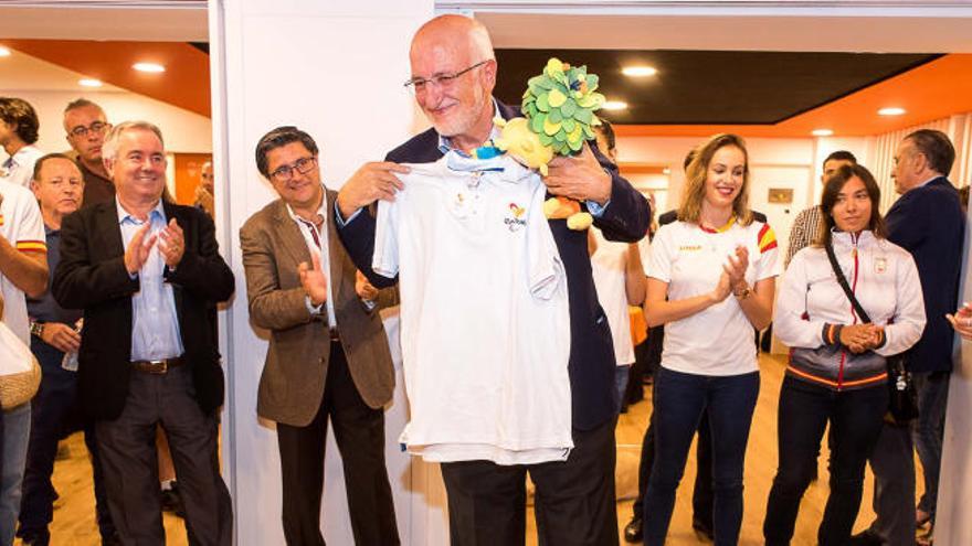 Juan Roig recibe una camiseta y las mascotas de los Juegos de manos de los deportistas