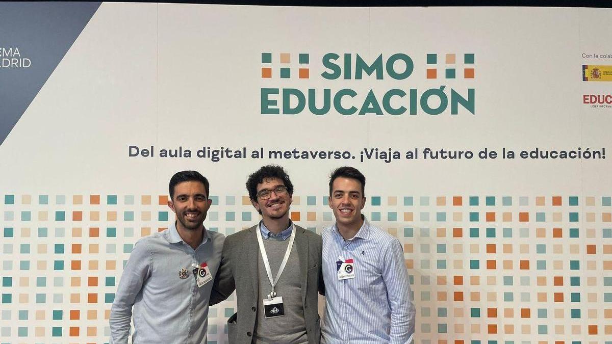 Las empresas cordobesas Genially y Aljafe han presentado sus proyectos en SIMO Educación. En la imagen, Álvaro Domínguez, de Genially(izda.); Javier Ruiz Riquelme, de Aljafe (centro), y Francisco Quesada, de Genially.