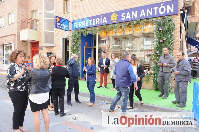 Reparto de buñuelos y chocolate en la ferretería de San Anton