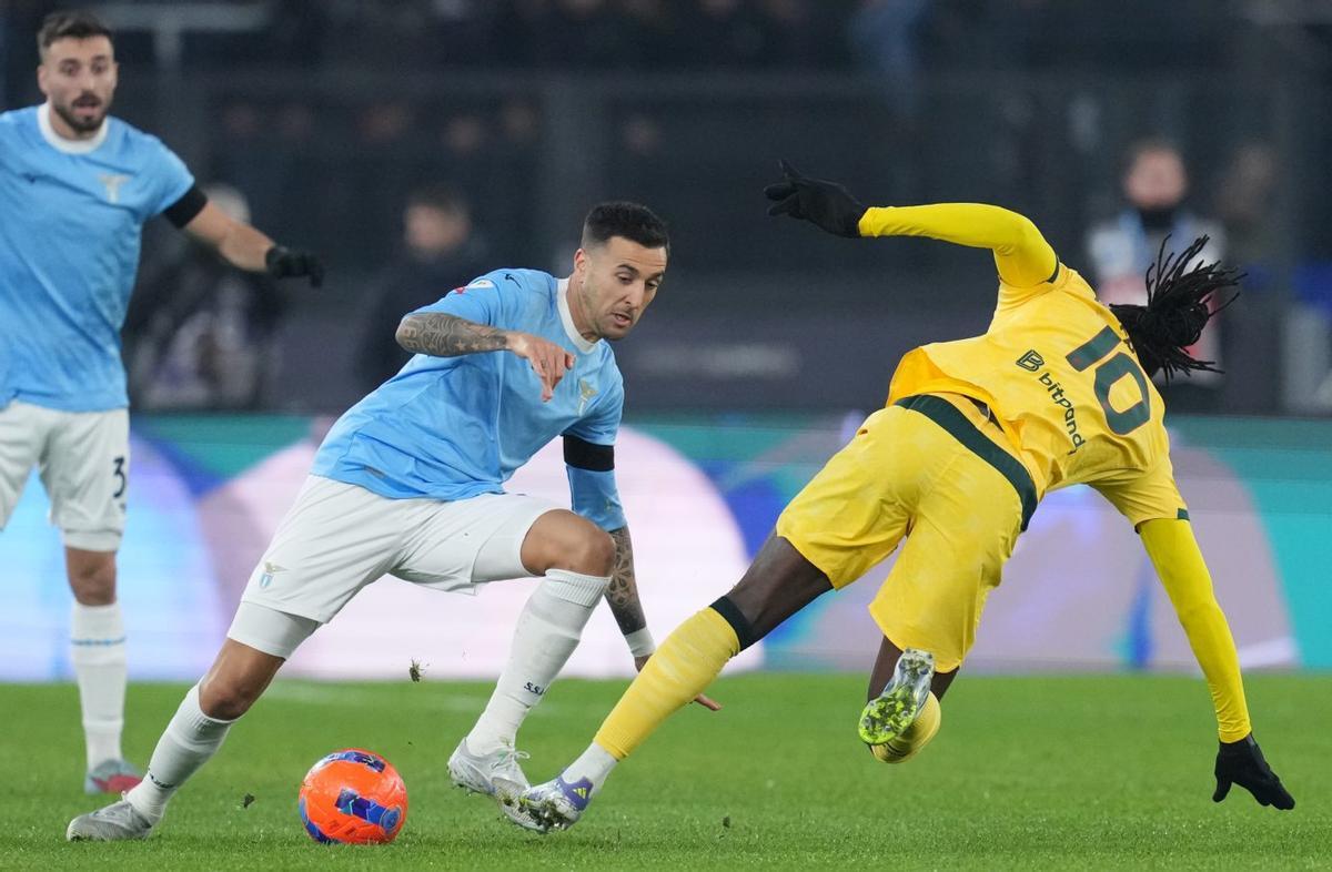 Matías Vecino sortea a un rival en un partido de Copa contra el Milan. |  APF7 Europa Press