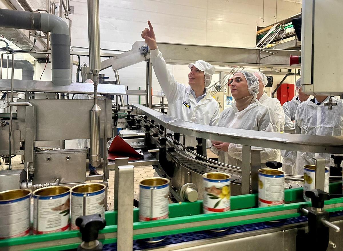 La consejera Sara Rubira durante la visita a las instalaciones de la empresa Faroliva.