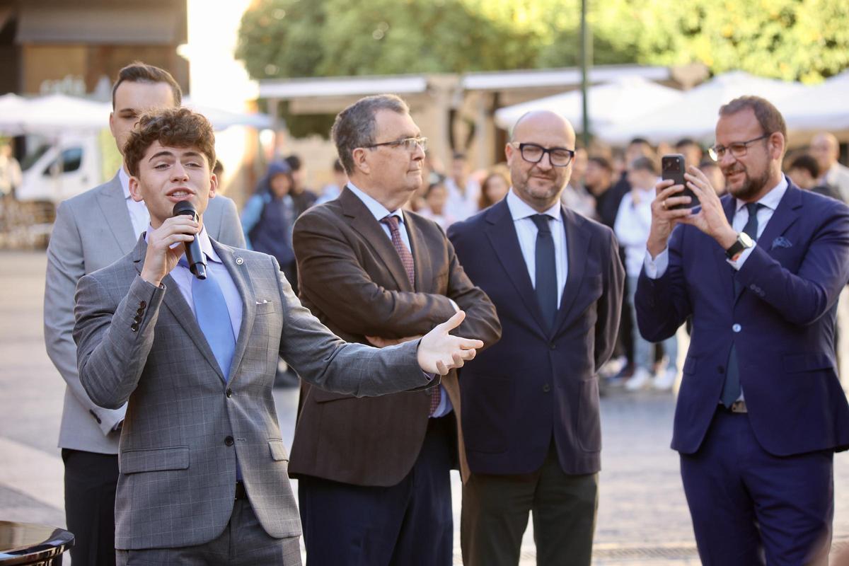 El tenor argentino Martín Savi interpreta All I want for Christmas is you en la plaza Belluga