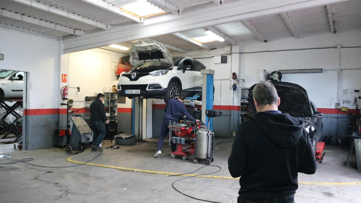 Interior d'un taller mecànic de Llofriu