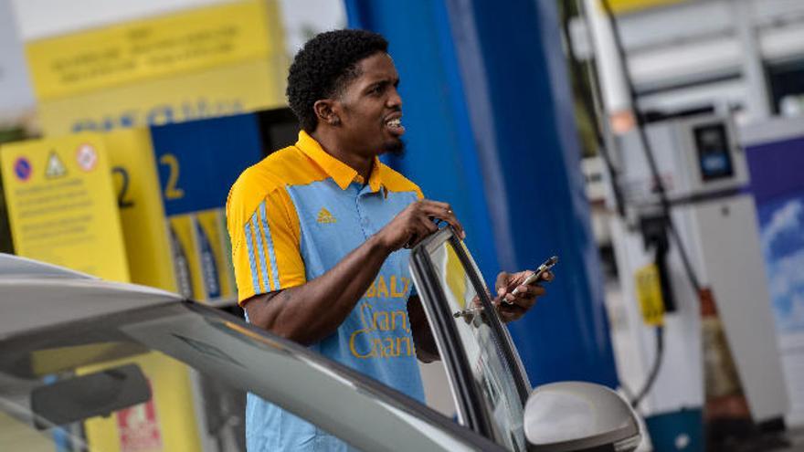 Shaquielle McKissic, teléfono móvil en mano, durante un acto promocional del Herbalife Gran Canaria.