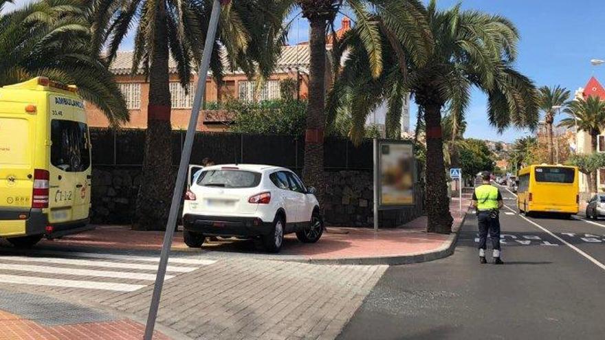 Una colisión entre una ambulancia y un turismo deja dos heridos leves