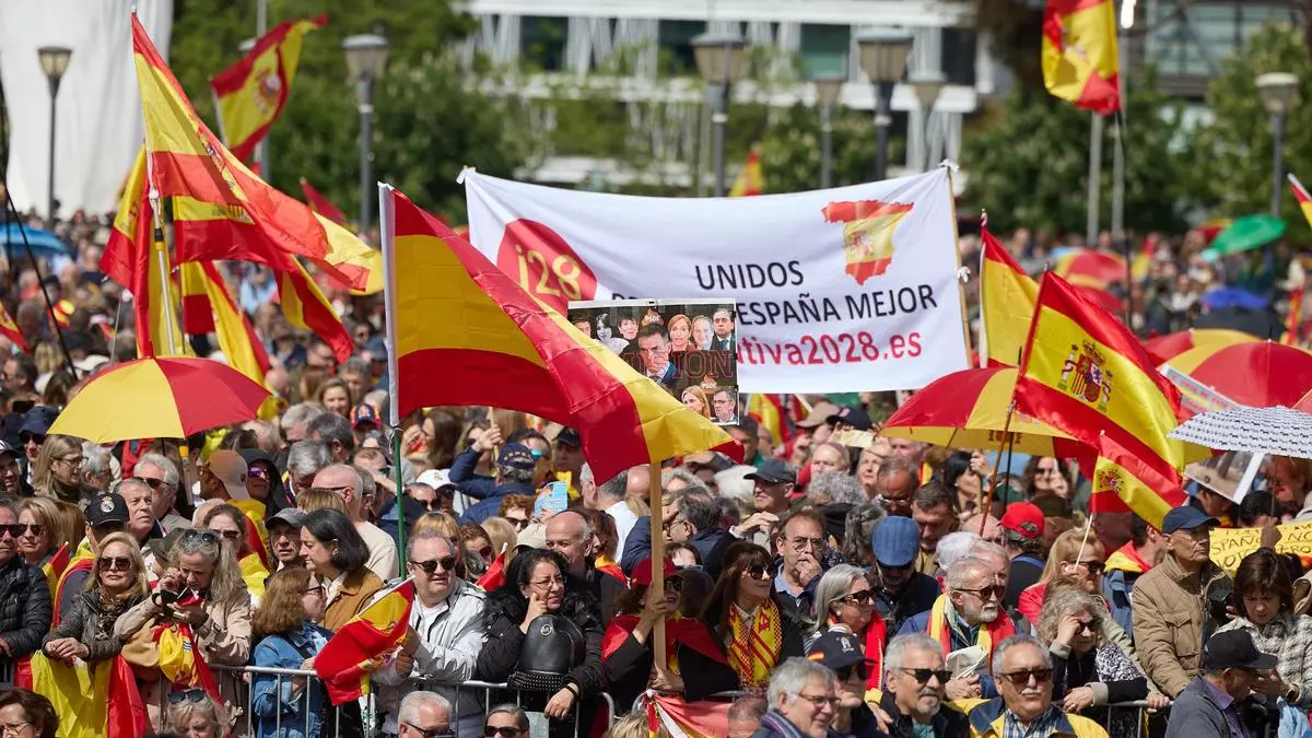 Miles de manifestantes piden la dimisión de Sánchez en Madrid
