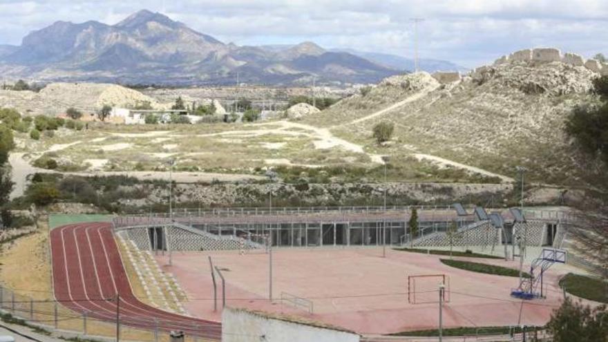 El polideportivo de Villafranqueza, cerrado dos años después de acabarse