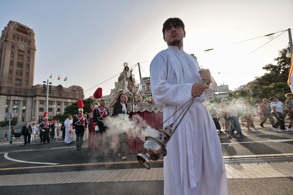 Procesión marítimo-terrestre de la Virgen del Carmen en Santa Cruz