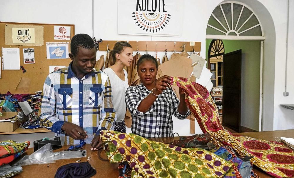 El programa Koluté consiste en “hacer ropa europea con telas africanas”.