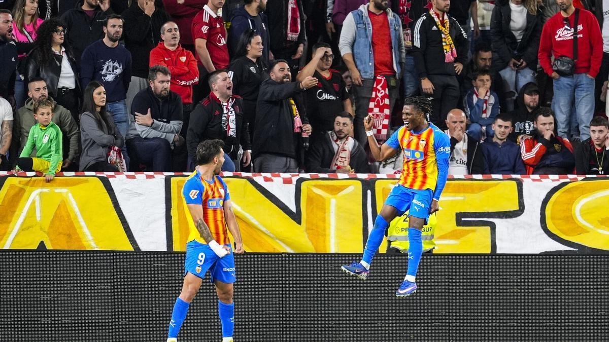 Largie Ramazani of Valencia CF celebrates a goal during the Spanish league, LaLiga EA Sports, football match played between Sevilla FC and Valencia CF at Ramon Sanchez-Pizjuan stadium on March 21, 2026, in Sevilla, Spain. AFP7 21/03/2026 ONLY FOR USE IN SPAIN. Joaquin Corchero / AFP7 / Europa Press;2026;SPORT;ZSPORT;SOCCER;ZSOCCER;Sevilla FC v Valencia CF - LaLiga EA Sports