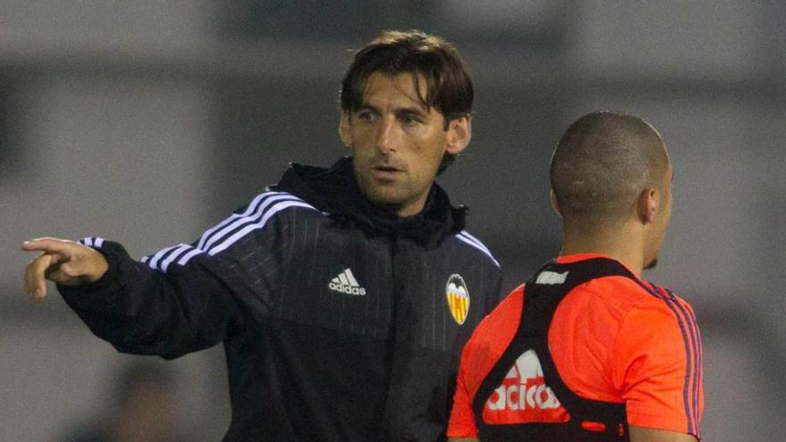 Angulo da instrucciones a un futbolista del Valencia.
