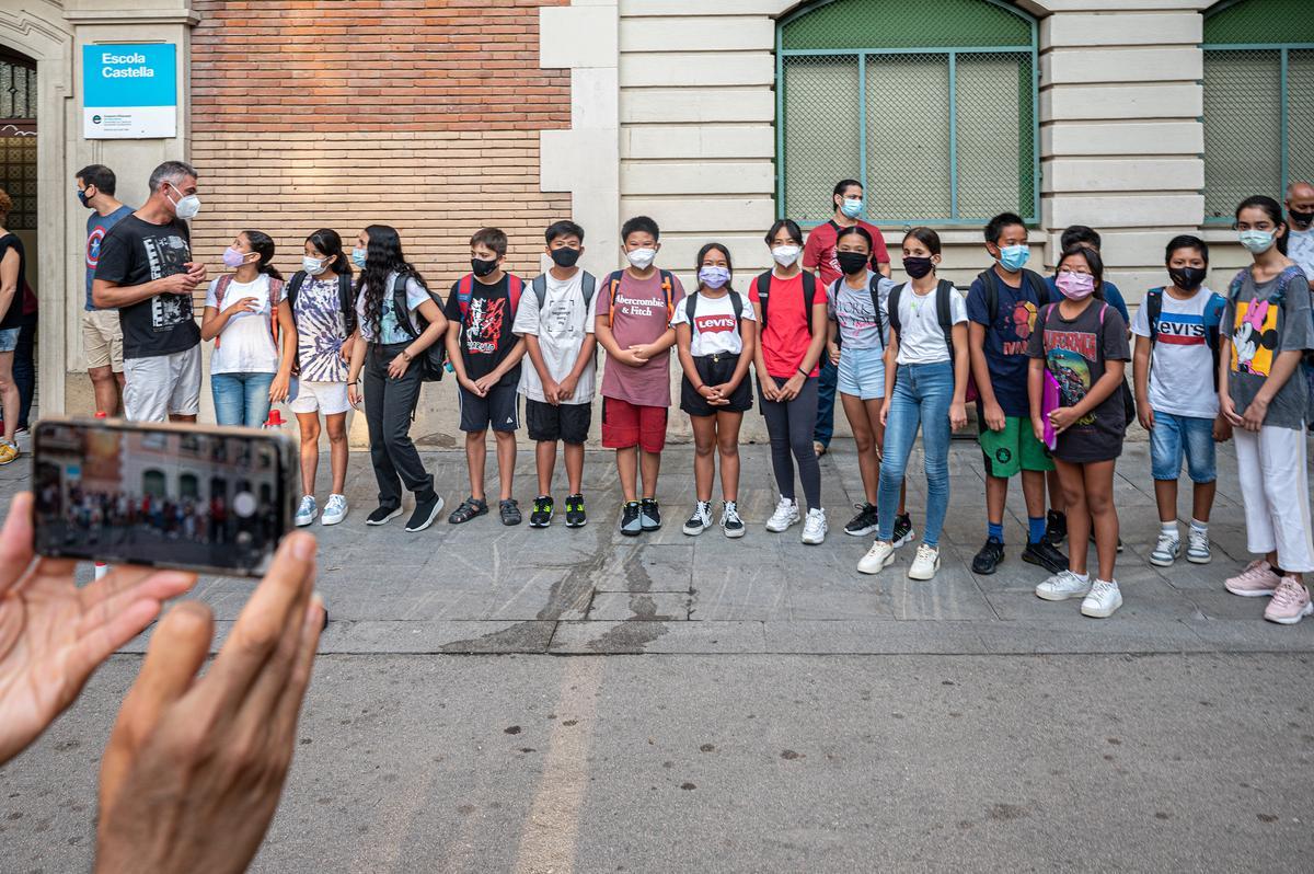 Niños en su primer día de colegio, en el CEIP Castella de Barcelona.