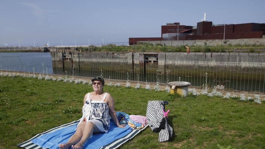 Gijón ya aprovecha el paseo de Naval Azul para tomar el sol: "Se está mejor que en la playa, con menos gente y sin arena"