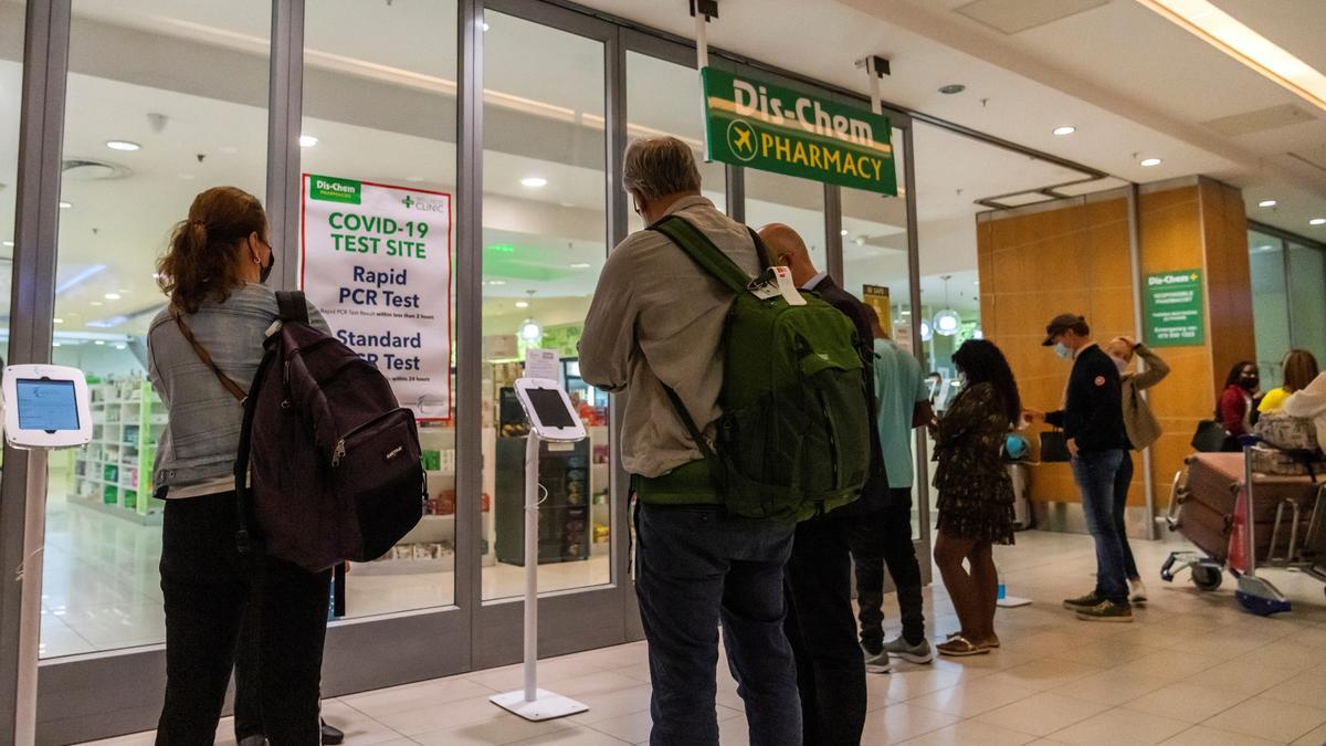 Turistas en el Aeropuerto de Sudáfrica.