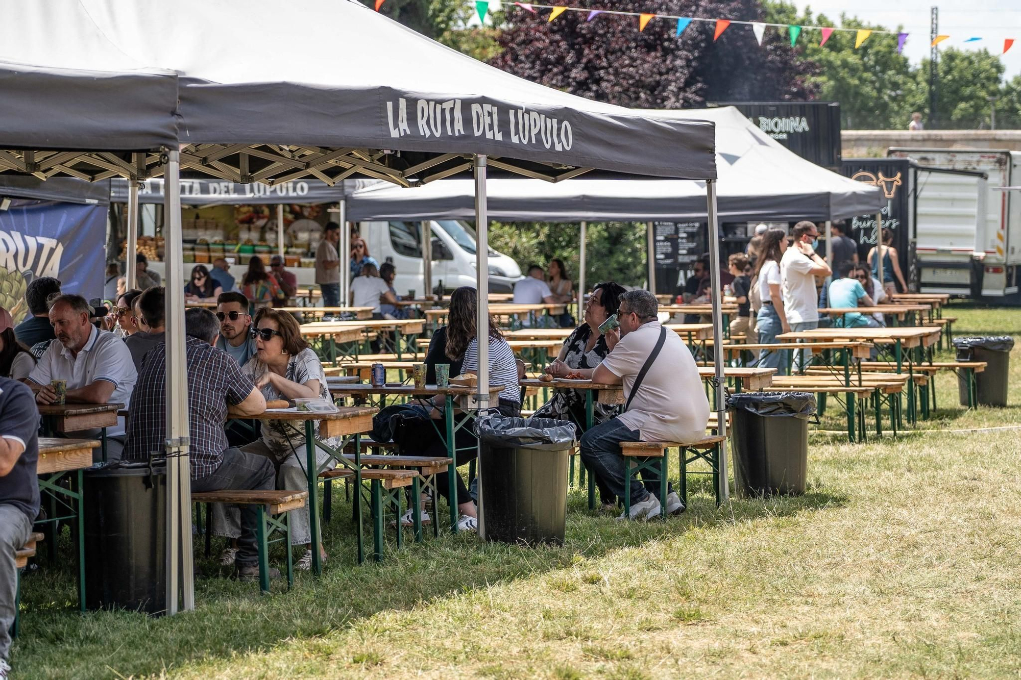 De cerveceo junto al Acueducto de Los Milagros de Mérida