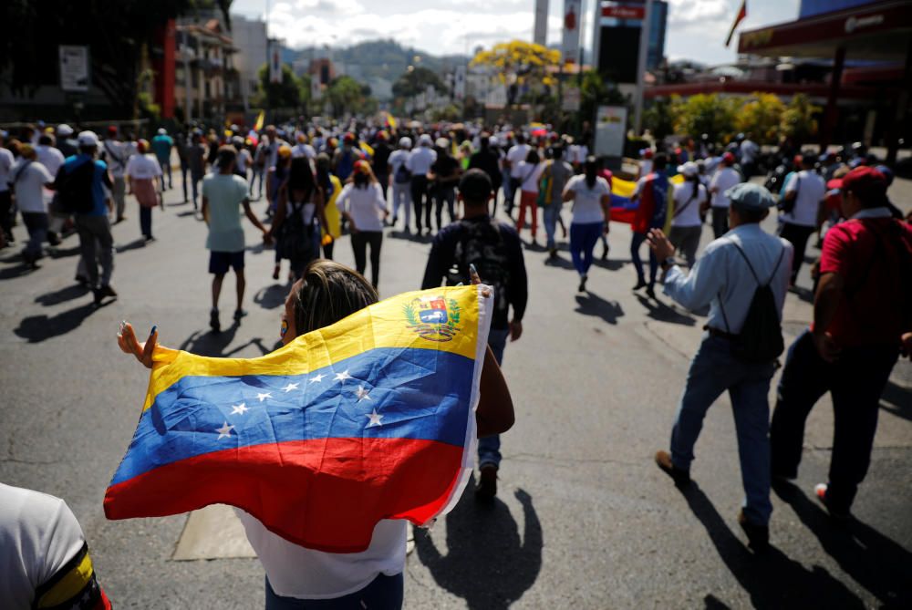 Miles de venezolanos salen a la calle para apoyar a Guaidó