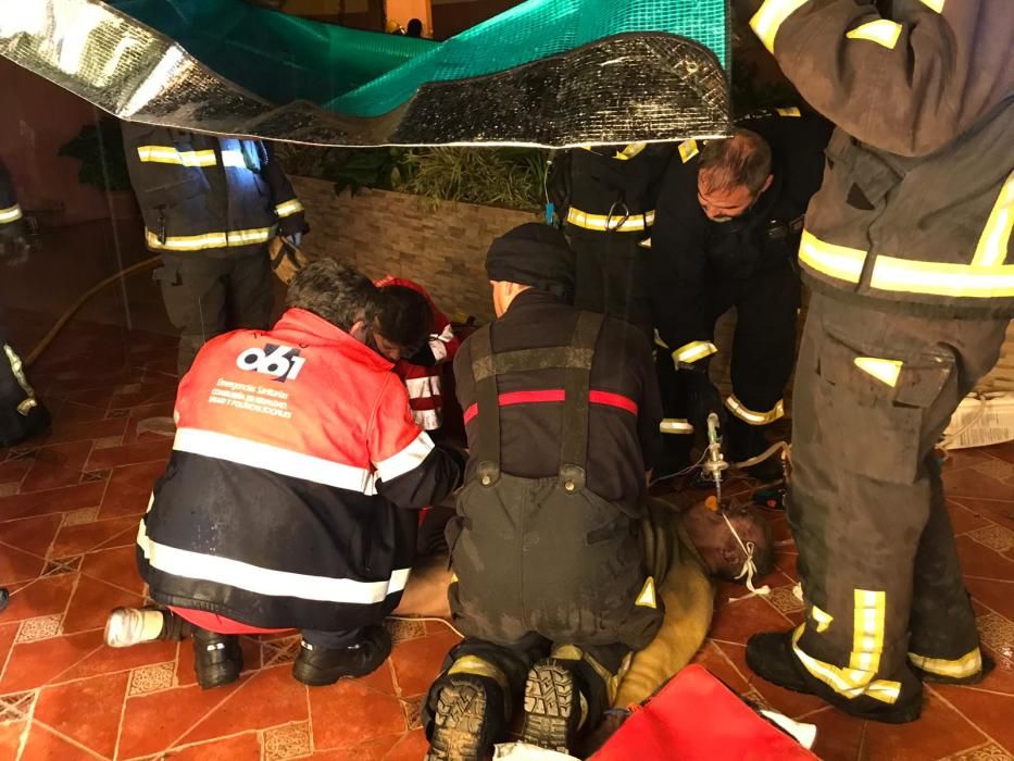 El fuego declarado en una vivienda de dos plantas en la Carretera de la Fresneda se saldó con una persona fallecida y otra herida por inhalación de humo