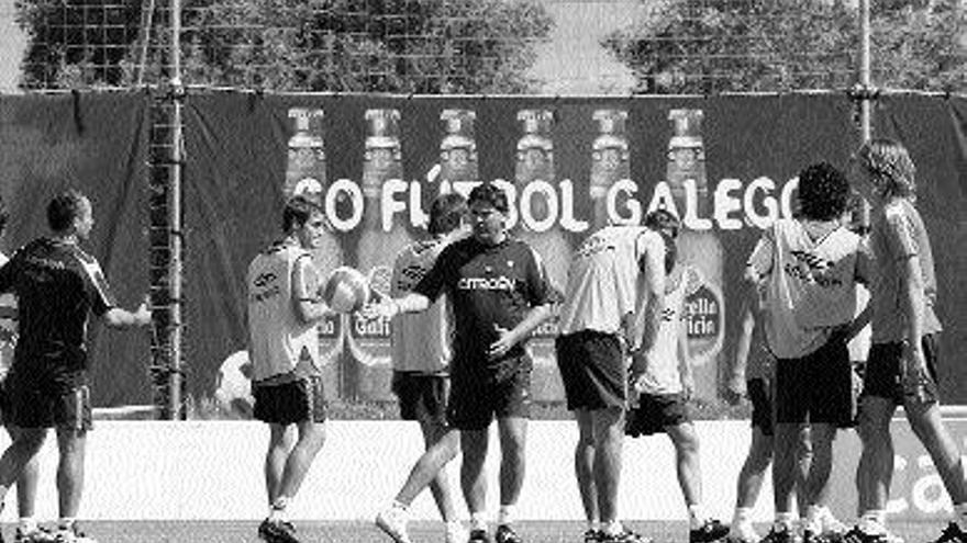 Menéndez (centro) da instrucciones a sus jugadores durante el entrenamiento de ayer en A Madroa. / Lores