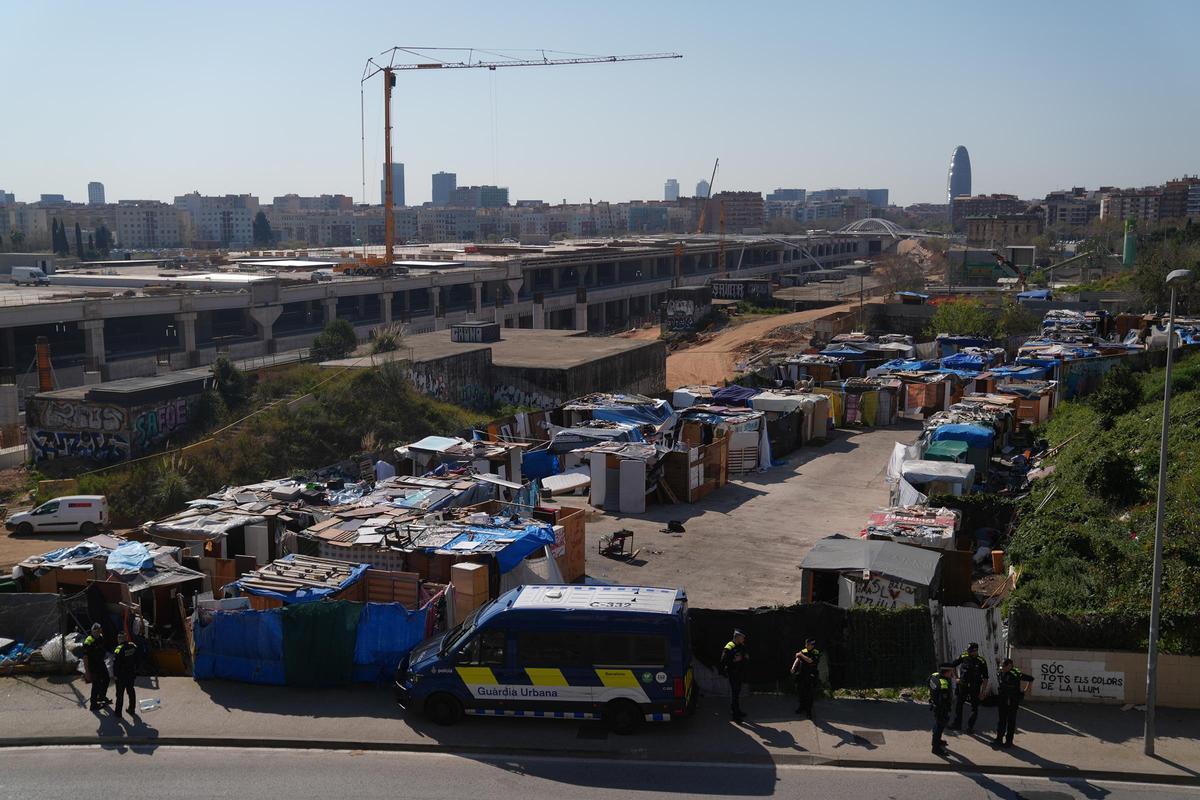 Barcelona inicia el desalojo del asentamiento de barracas del puente del Treball Digne de la Sagrera