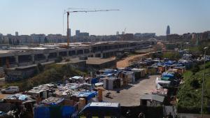 Barcelona inicia el desalojo del asentamiento de barracas del puente del Treball Digne de la Sagrera