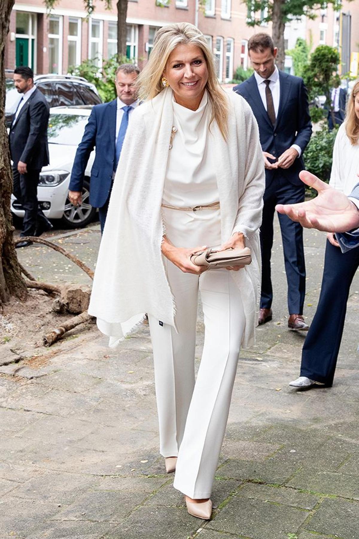 Máxima de Holanda con total look blanco