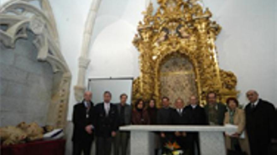 La ermita de la Soledad de Cáceres recupera el retablo y el Cristo del Peral